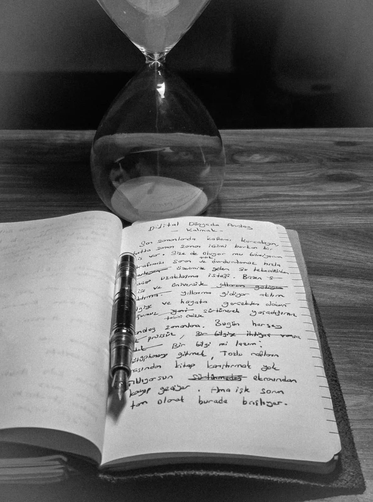 Kum saati, defter ve dolma kalem